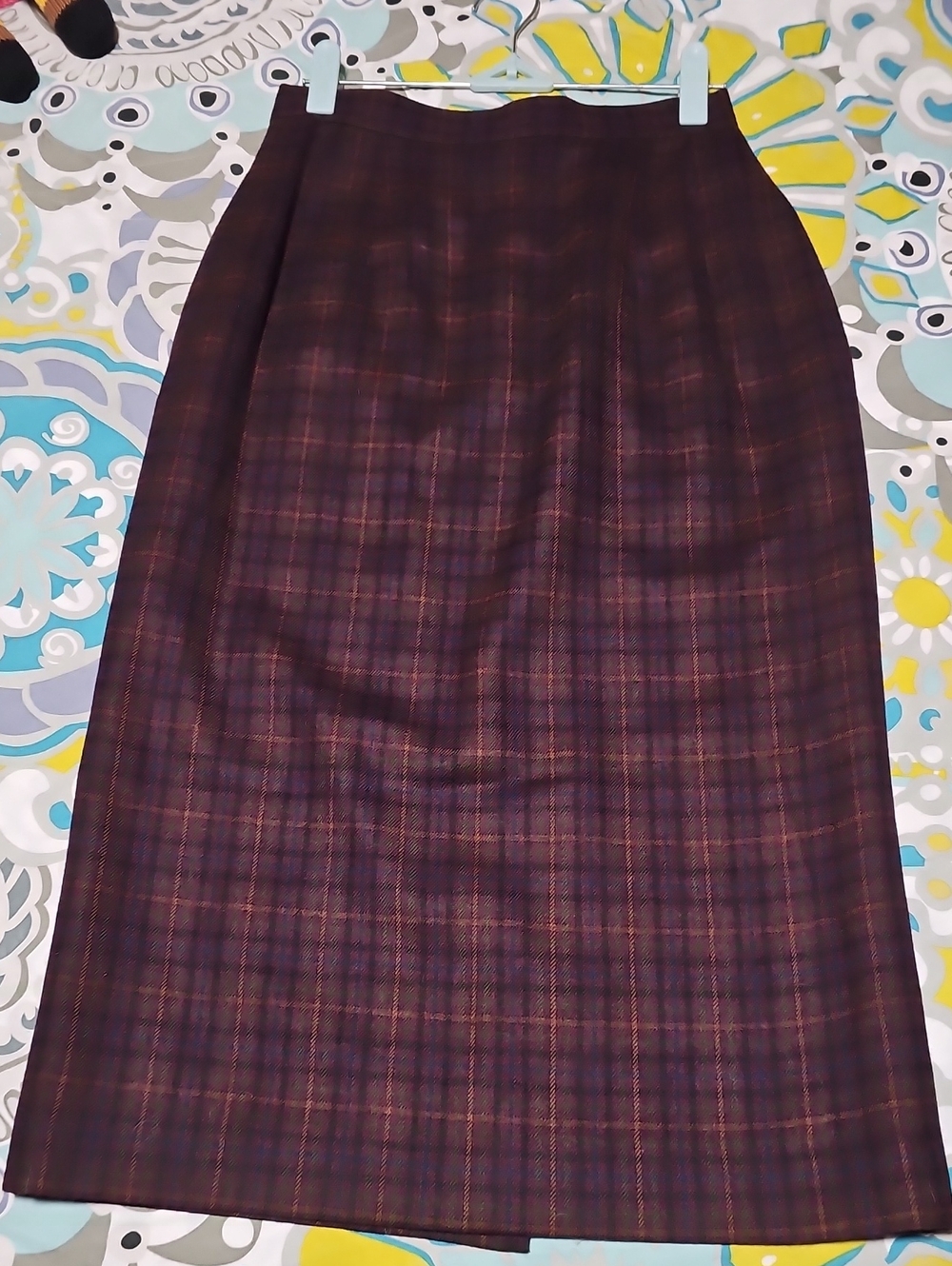 Jos A. Bank Size 4 100% Wool Plaid Skirt. Fully Lined. Back Zip.